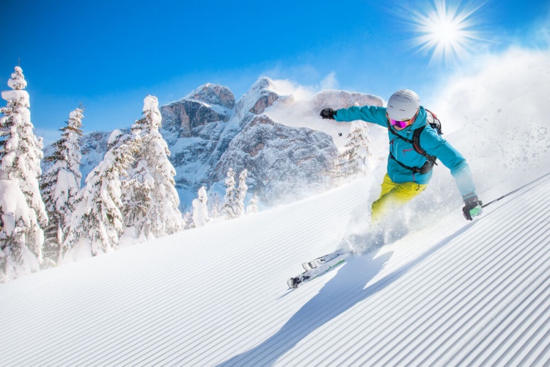 File:Skiing.jpg